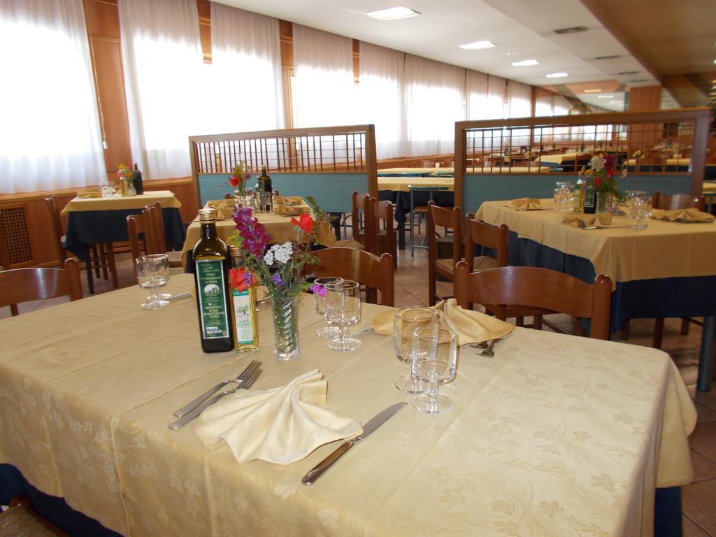 Hotel Holidays Рокказаро Экстерьер фото