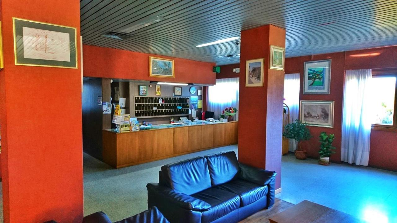 Hotel Holidays Рокказаро Экстерьер фото