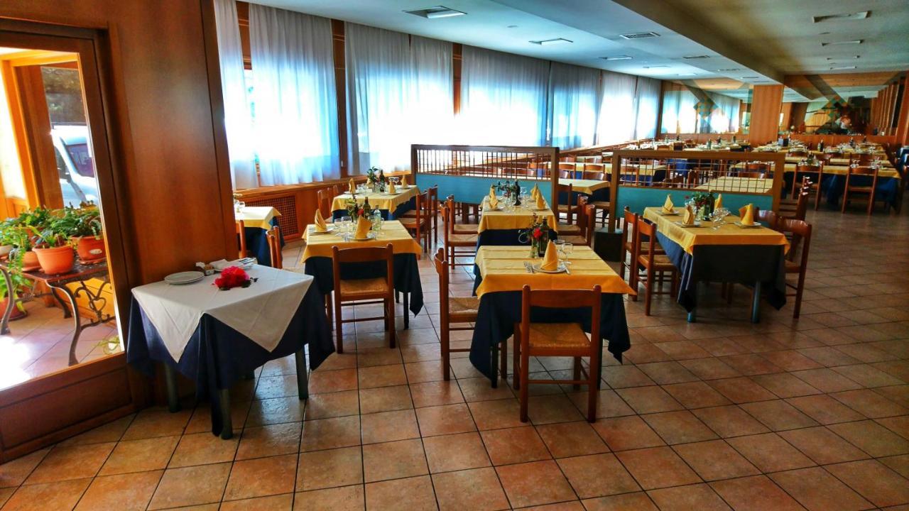 Hotel Holidays Рокказаро Экстерьер фото