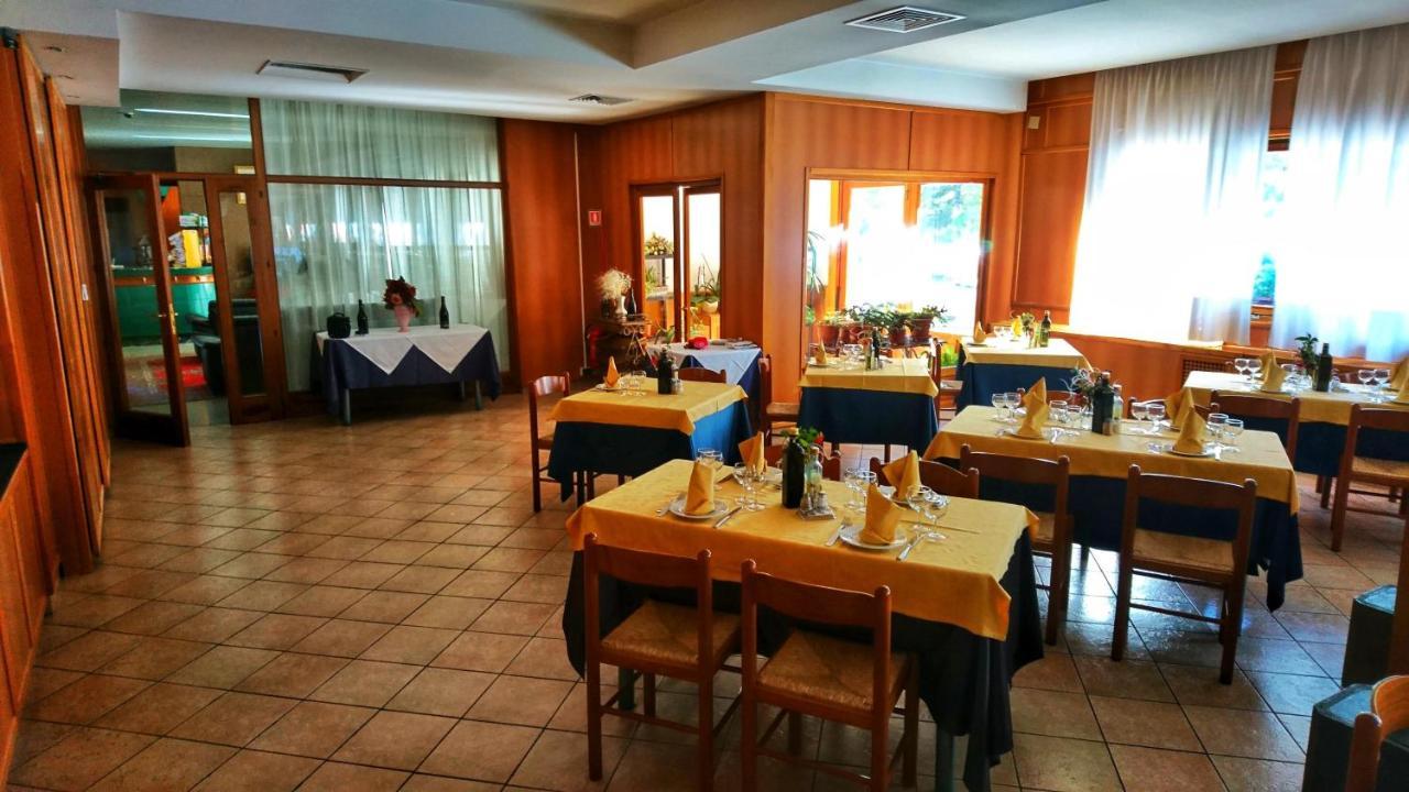 Hotel Holidays Рокказаро Экстерьер фото